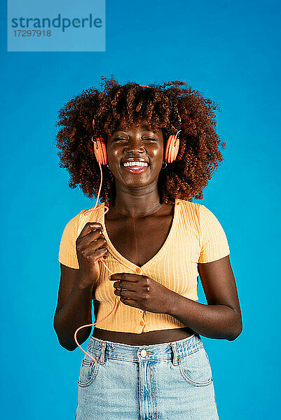 Afrikanische Frau hat Spaß an der Musik