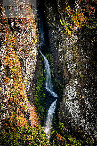 Wasserfall in Pitoes das Junias Cascata im Geres-Nationalpark