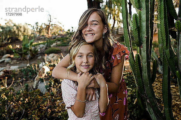 Schwestern umarmen sich im Desert Garden in San Diego