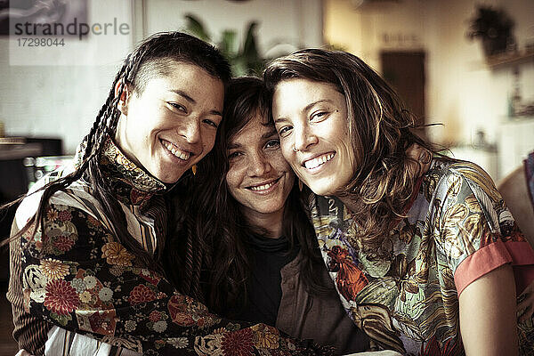 Junge alternative Frauen lächelnd in einer engen freundschaftlichen Umarmung