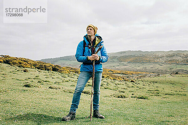 ein Mann stand und blickte auf die wunderschöne Juraküste in England