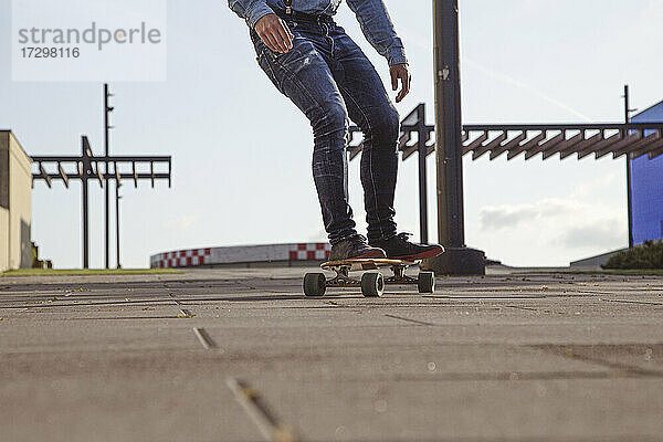 Hipster fährt auf Longboard .