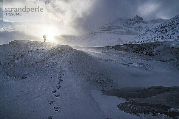 Bergsteigen im tiefen Winterfrost auf gefrorenem Gletscher