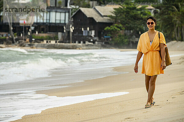 Frau beim Strandspaziergang auf der tropischen Insel Koh Phangan