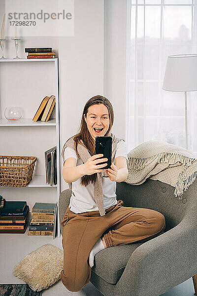 Hübsches Mädchen  das ein Selfie mit dem Telefon macht