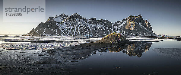 Das berühmte Stokkness-Gebirge aus der Vogelperspektive verschneit