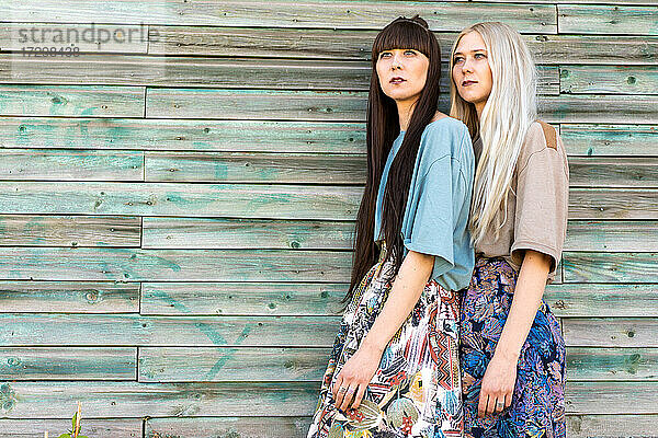 Mode Mädchen Zwillinge posieren auf der Straße