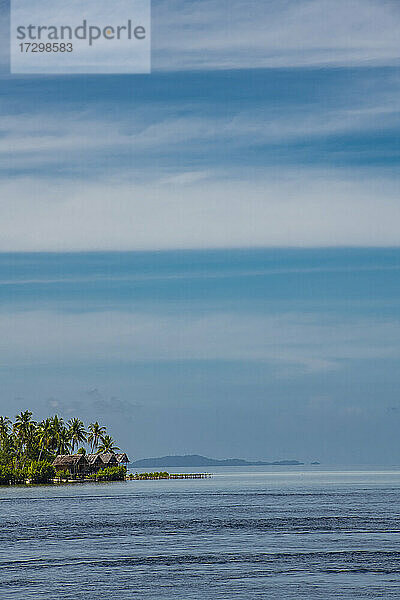 einfache Hütten auf einer tropischen Insel in Raja Ampat / Indonesien