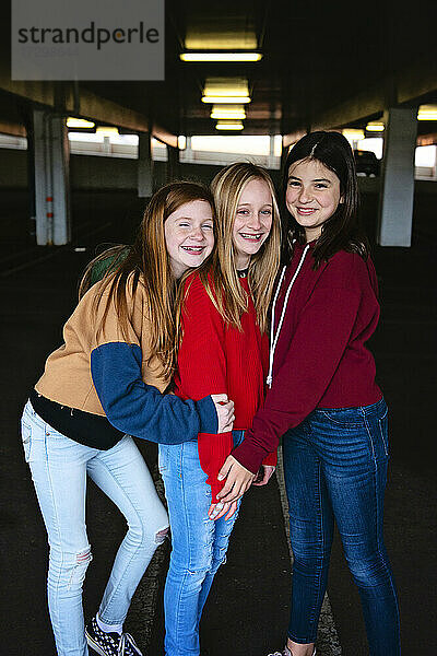 Drei süße Mädchen  die zusammen lachen.