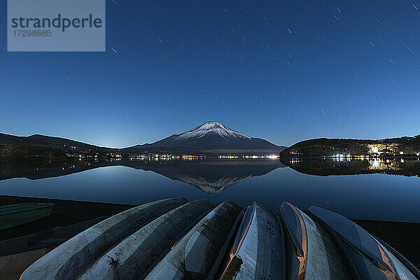 Nachtansicht des Mount Fuji vom Yamanaka-See aus  Präfektur Yamanashi  Japan