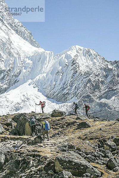 Bergsteiger erklimmen einen Grat auf dem Weg zum Everest Basecamp