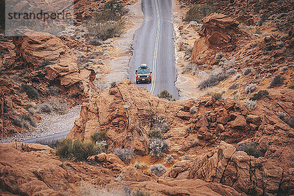 Ein Auto steht auf einer Straße im Valley of Fire State Park