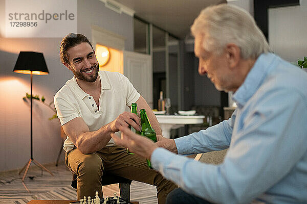 Enkel und Großvater stoßen nach dem Schachspiel an