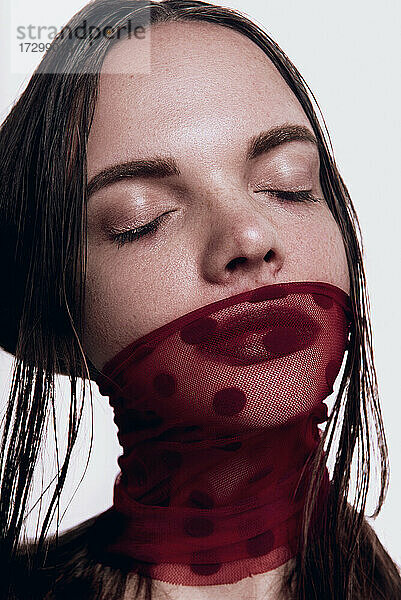Closeup ernste dramatische Porträt von Mädchen mit dunklen Wein Lippen Make-up  düster passt für halloween
