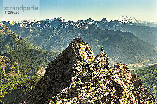 Bergsteiger steht auf einem Berggipfel in British Columbia  Kanada