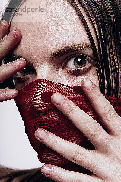 Closeup ernste dramatische Porträt von Mädchen mit dunklen Wein Lippen Make-up  düster passt für halloween