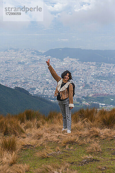 Junge Frau auf einem Bergpfad.
