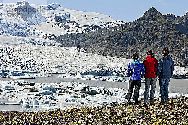 Touristen bewundern den majestätischen Gletscher Fjallsjökull im Süden Islands