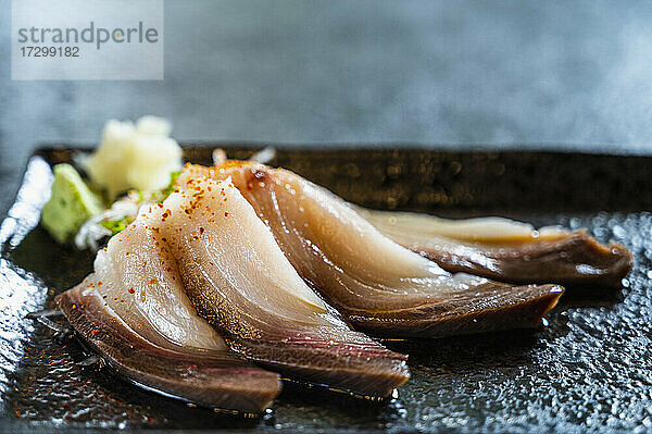 Hamachi oder Amberjack Sashimi in einer Sushi-Bar in Nordthailand