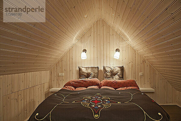 Schlafzimmer auf dem Dachboden eines Blockhauses in Island