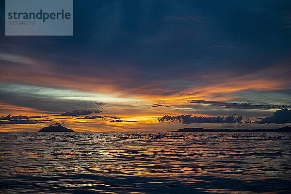 Sonnenuntergang auf dem Meer in der Nähe von Raja Ampat