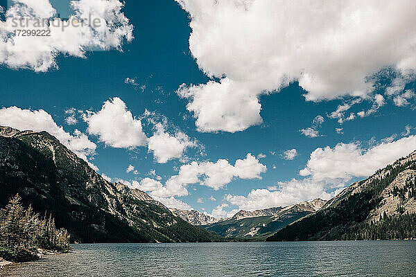 Wolkenreicher Himmel über dem Mystic Lake in Montana