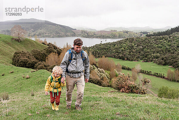 Vater und Kind beim Wandern in Neuseeland