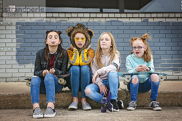 Gruppe von Tween Girls  die in der Stadt abhängen und Spaß haben.