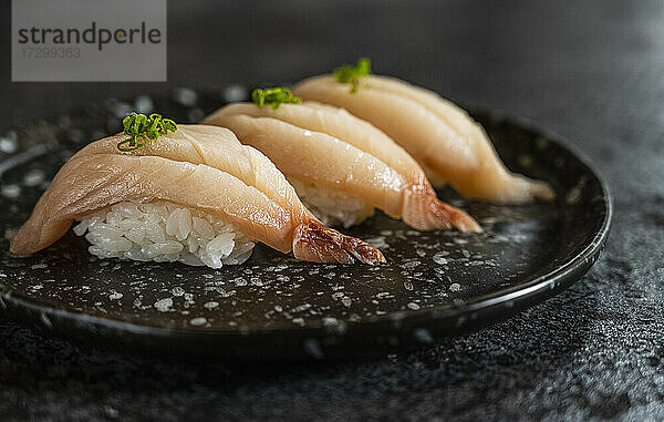 Hamachi-Sushi in einer Sushi-Bar in Nordthailand