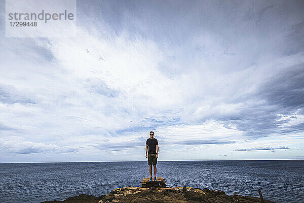 Mann steht auf einem Sprungbrett am südlichsten Punkt der USA  Hawaii