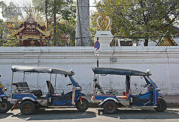 Tuk Tuks parken vor einem Tempel in Chiang Mai im Norden Thailands