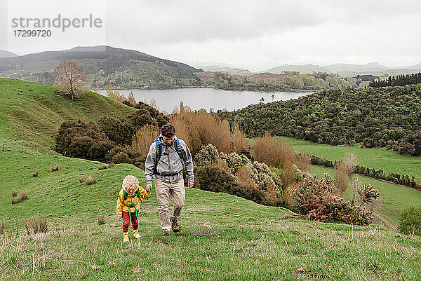 Vater und Sohn wandern durch die Berge in Neuseeland