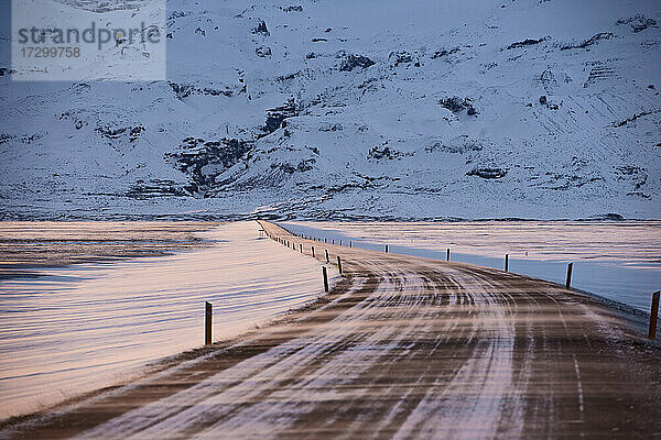 Eisbedeckte und leere Straße in Island