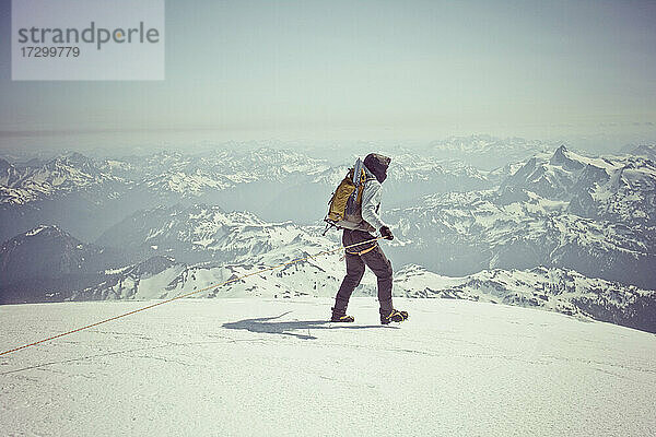 Bergsteiger beim Erkunden des Gipfels des Mount Baker  Washington  USA.