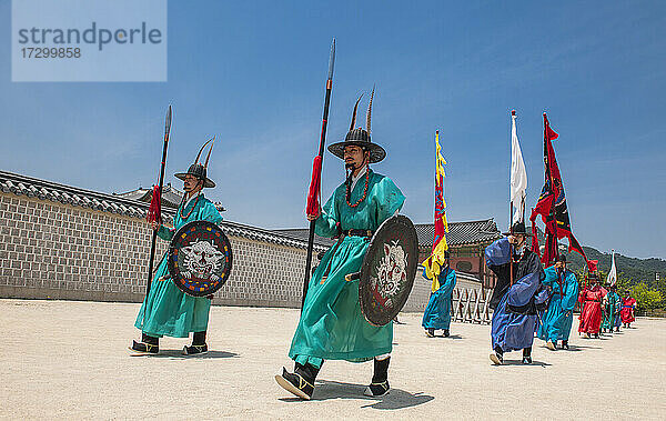 Zeremonie der Wachablösung im Gyeongbok-Palast in Seoul