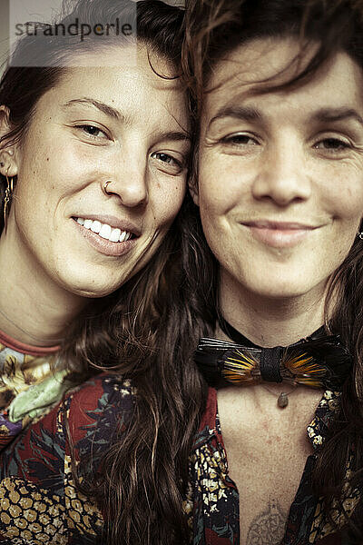 Schöne natürliche alternative queer weibliche Paar lächelnd