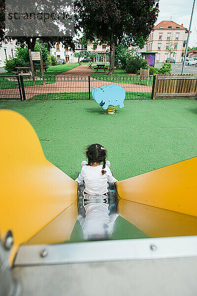 hispanisches Baby  das mit seiner Mutter im Park spielt