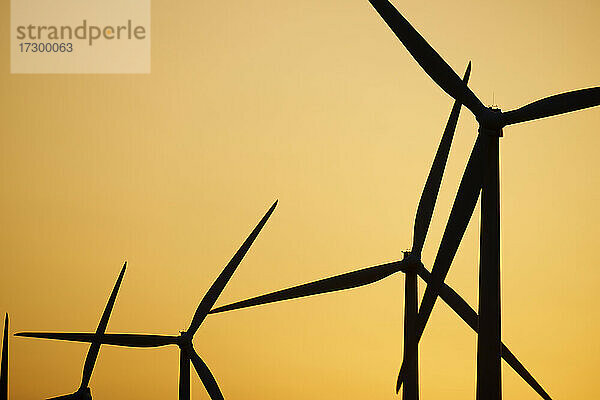 Windmühlen zur Stromerzeugung bei Sonnenaufgang in Spanien.
