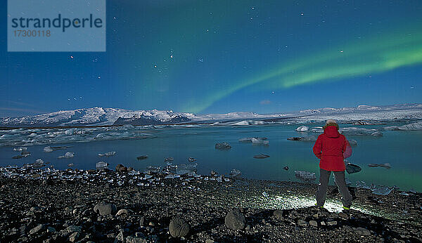 Frau betrachtet Nordlichter in Island