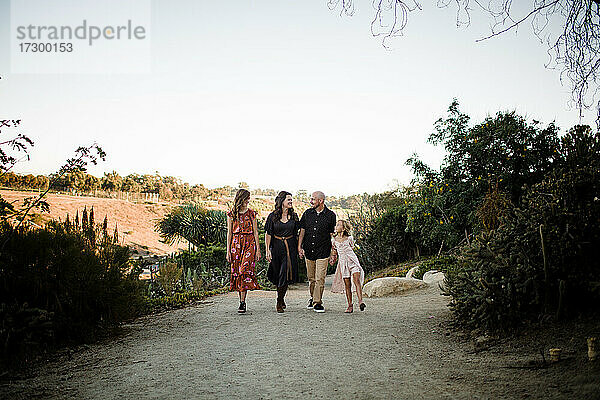 Vierköpfige Familie beim Spaziergang im Desert Garden in San Diego