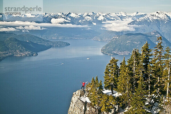 Mann steht auf einer Klippe am Saint Marks Summit  Vancouver  B.C.
