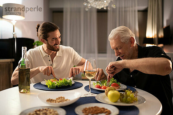 Großvater und Enkel beim gemeinsamen Abendessen