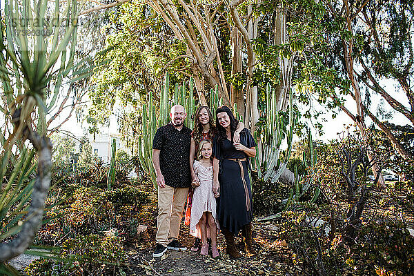 Familie von For Standing in Desert Garden in San Diego