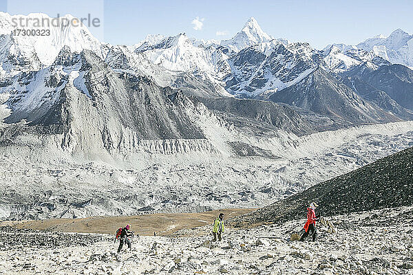 Bergsteiger akklimatisieren sich in der Everest-Region  im Hintergrund der Island Peak