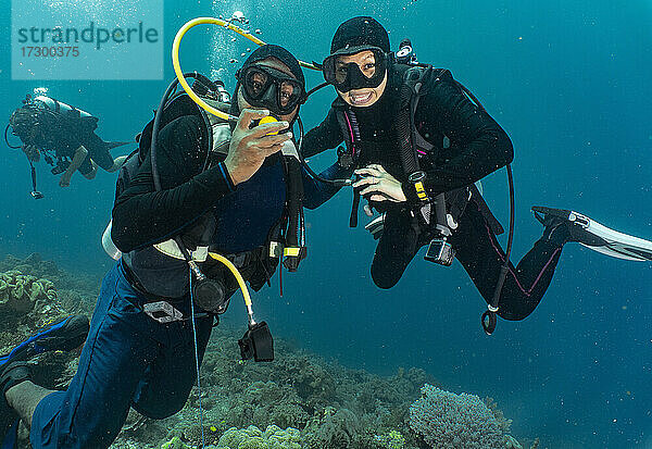 Taucher teilen sich die Luft beim Notfalltraining in Raja Ampat / Indonesien