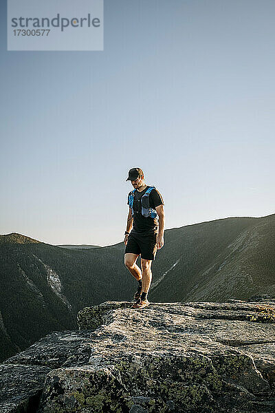 Männlicher Trailrunner wandert auf Granit in den White Mountains  New Hampshire