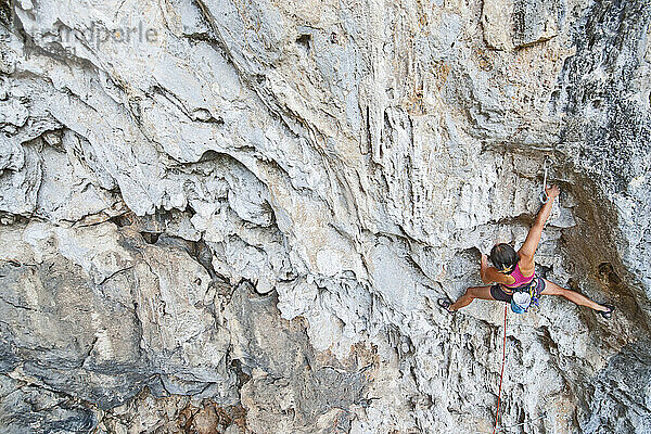 Kletterer an der Kalksteinwand des Crazy Horse Buttress in Nordthailand