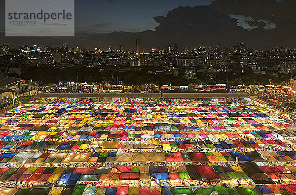 farbenfrohe Verkäufe auf dem Gebrauchtwarenmarkt in Bangkok