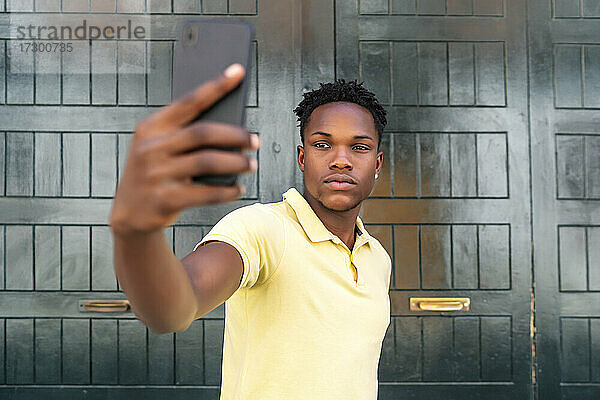 junger afrikanischer Mann macht ein Selfie