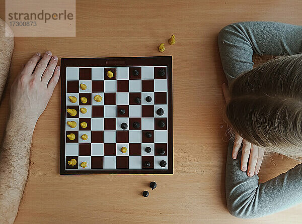 zwei Spieler denken beim Schachspielen nach Ansicht von oben